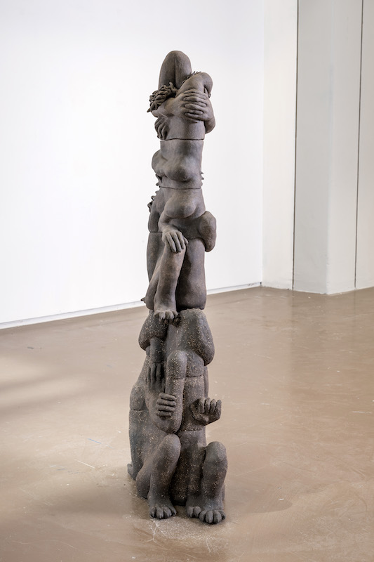 Barbara Leclercq, Poursuivre sa chimère, Colonne n°2, 2022. Grès céramique, 155 x 50 x 35 cm Courtesy artiste