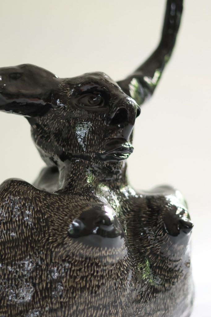Mona Minotaure, 2023 Faïence H. 45; l. 40; prof. 20 cm- Hélène Barrier / Iconoklastes