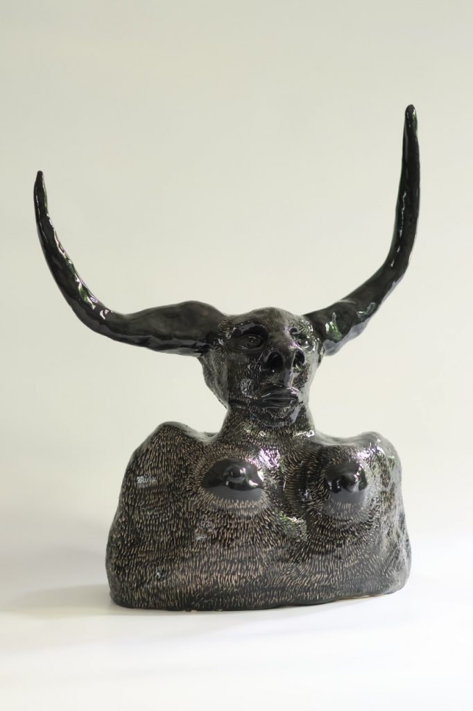 Mona Minotaure, 2023 Faïence H. 45; l. 40; prof. 20 cm- Hélène Barrier / Iconoklastes