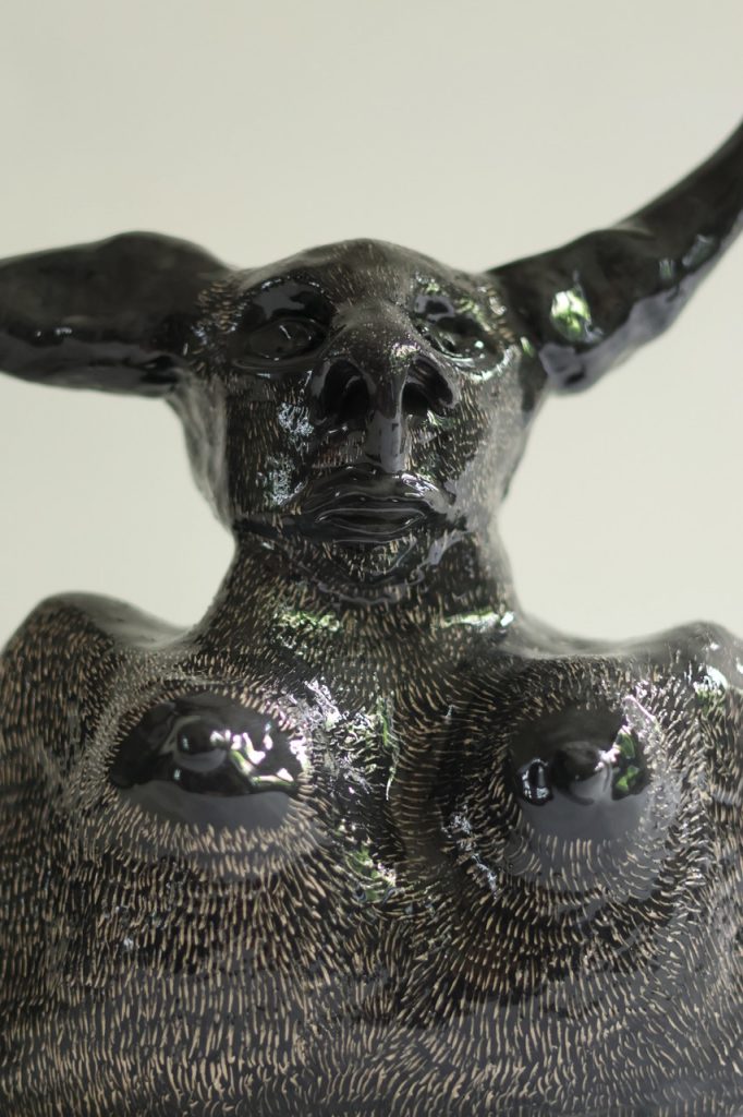 Mona Minotaure, 2023 Faïence H. 45; l. 40; prof. 20 cm- Hélène Barrier / Iconoklastes