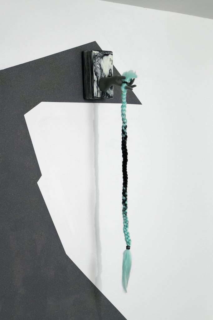 Patricia Domínguez, Esfinge Vegetal #2, 2023, brique de yoga, pvc et cheveux artificiels / yoga brick, pvc and artificial hair, 145 x 14 x 30 cm. Courtesy the artist & The RYDER. Photo © Aurélien Mole
