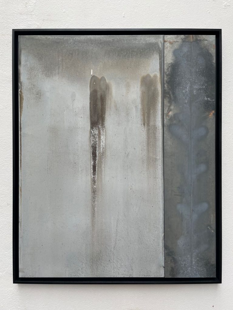 Jérémy Vatutin, La goutte
Diptyque de vieux zinc, rue de Douai à gauche, traînée d’eau ruisselant d’un élément en acier rouillé, à droite rue burger à Noisy-le-sec, zinc provenant de la noue d’un toit en tuiles mécaniques