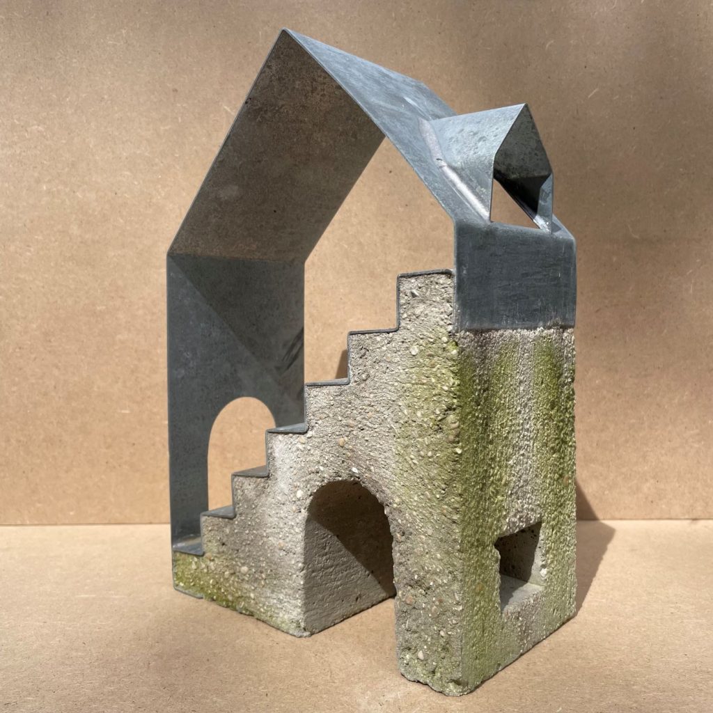 Jérémy Vatutin, La haut
Sculpture en zinc et béton, patine naturelle après un an sous le climat parisien