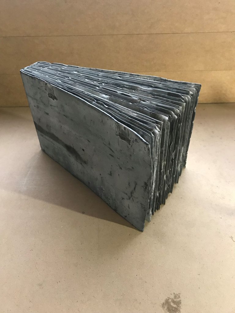 Jérémy Vatutin, Livre avec pages en zinc et couverture en plomb. Environ 12/14kg